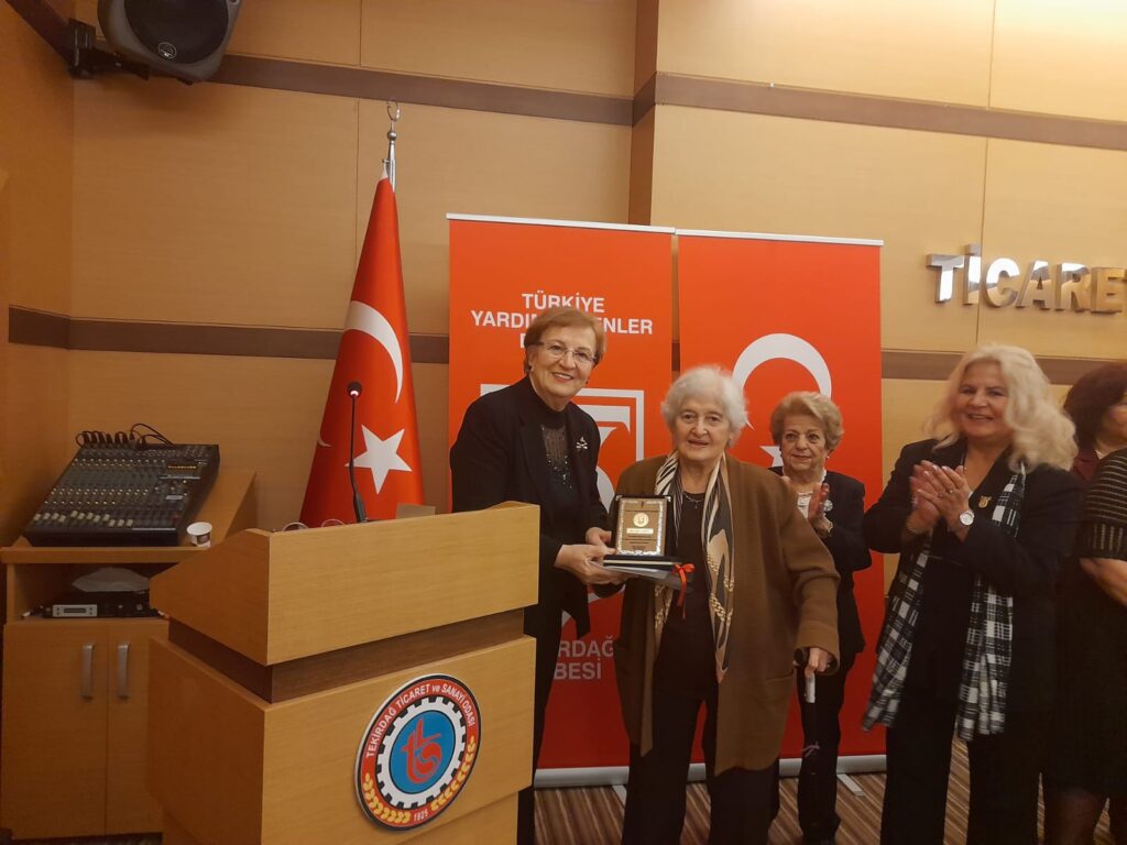 Yardımseverlere plaket verildi