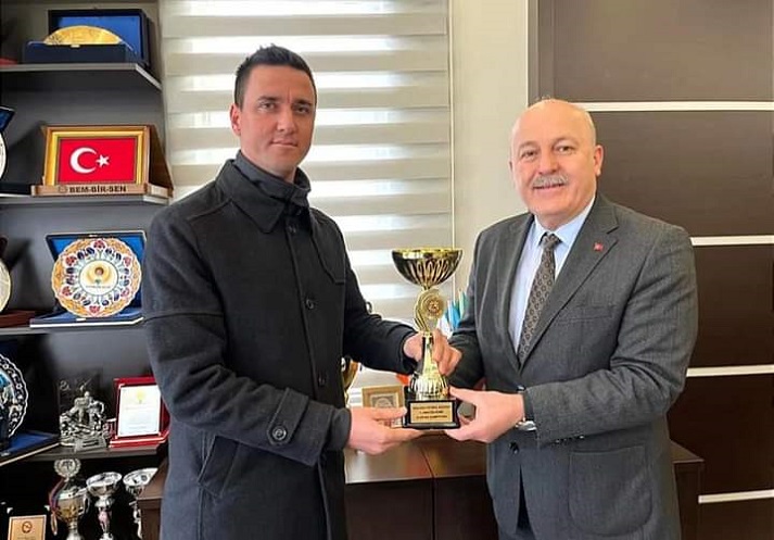 Şampiyonluk kupasını başkana hediye ettiler