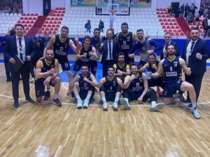 Basketbol takımını tebrik etti