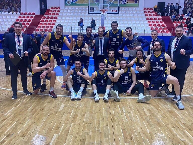 Basketbol takımını tebrik etti