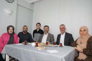 Başkan Çetin ev ziyaretlerini sürdürüyor