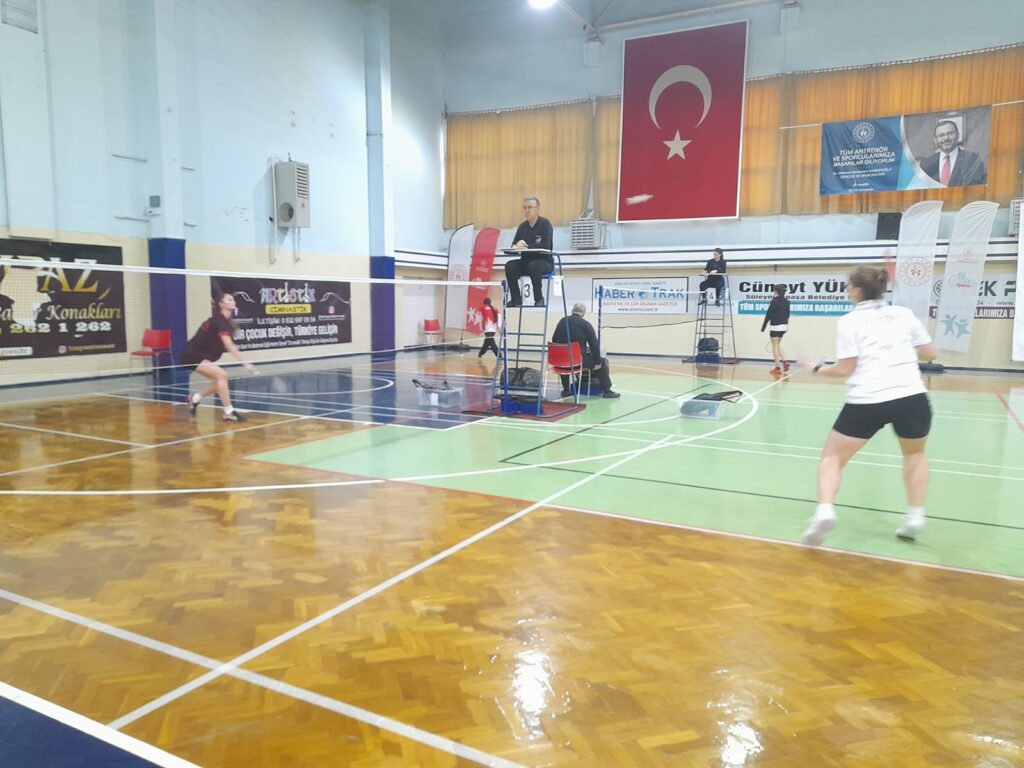 Badminton grup müsabakaları tamamlandı