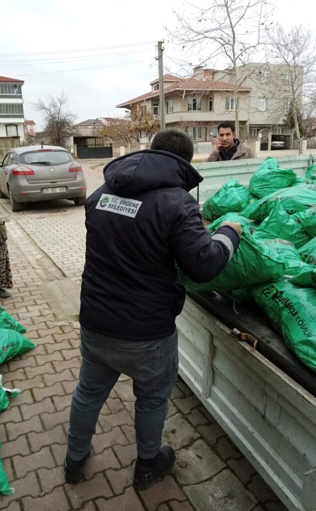 Belediyeden ihtiyaç sahiplerine kömür yardımı