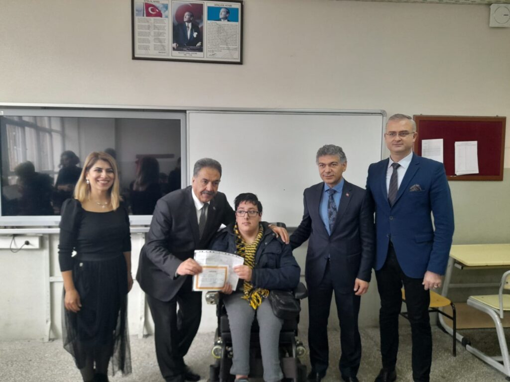Özel öğrencilerin karne sevinci