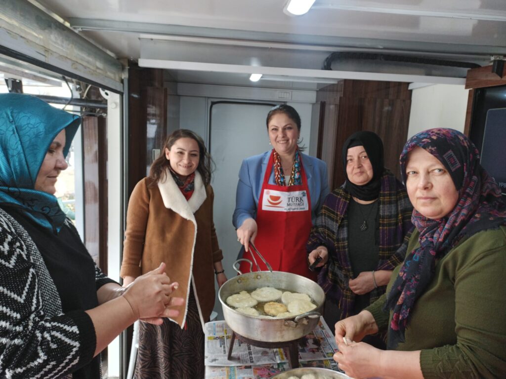 Vatandaşlara lokma dağıttılar