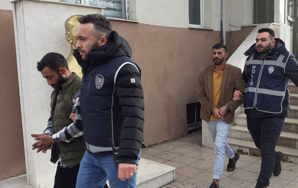 Barınaktan hırsızlık yaptılar