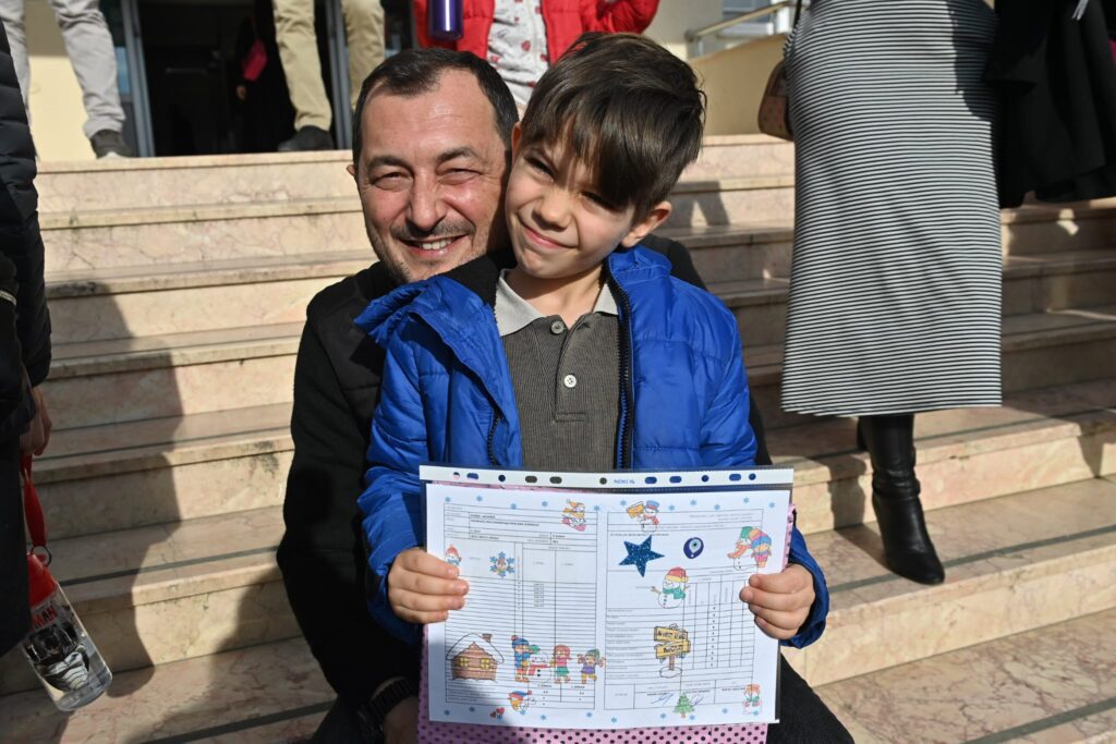 Öğrencilerin karne heyecanına ortak oldu