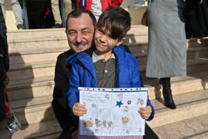 Öğrencilerin karne heyecanına ortak oldu