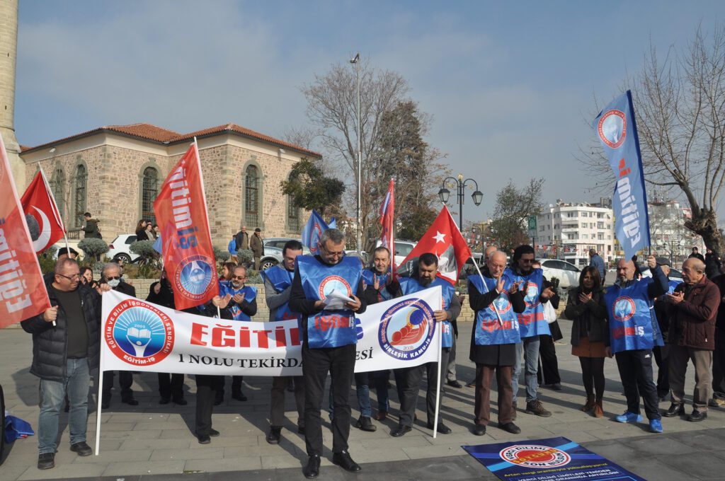 “KAMU ÇALIŞANLARININ MAAŞI ERİYOR”