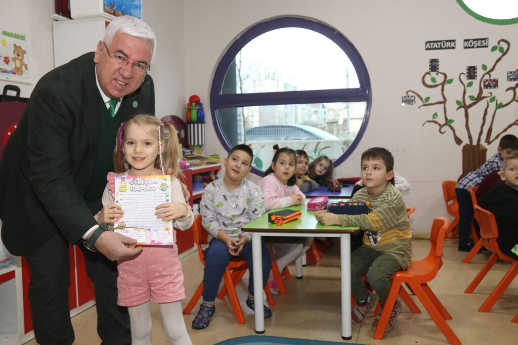 Çocukların karne heyecanına ortak oldu