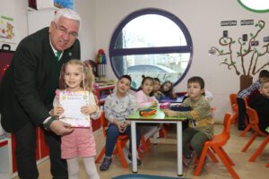 Çocukların karne heyecanına ortak oldu