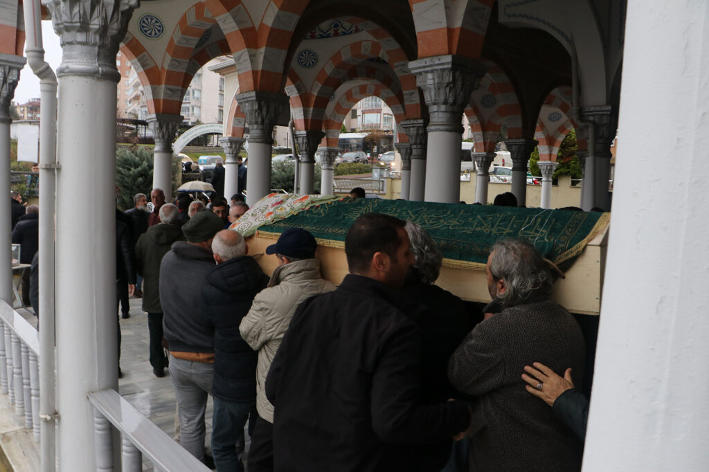 Ölü bulunan doktor son yolculuğuna uğurlandı