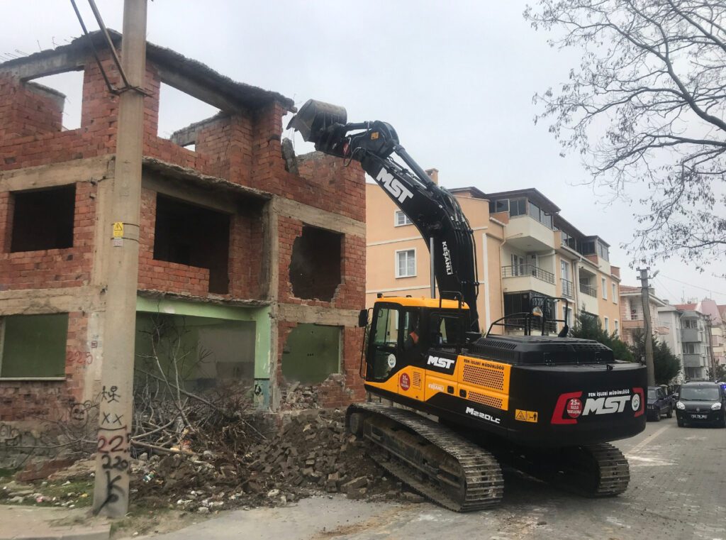Belediye 305 metruk binayı yıktı