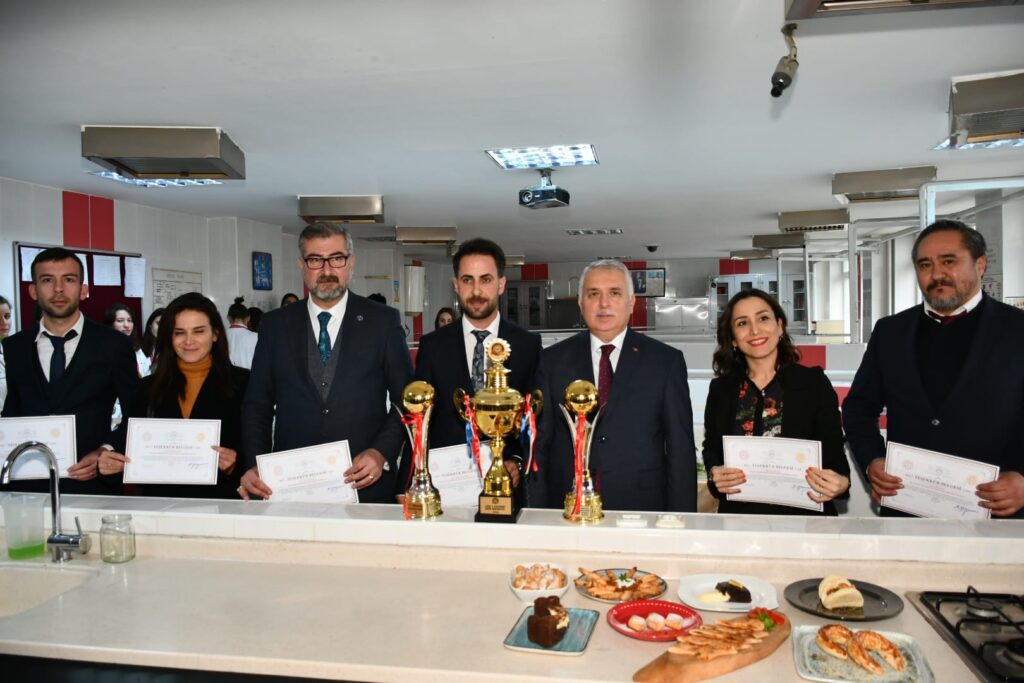 Dereceye giren öğrencileri tebrik etti