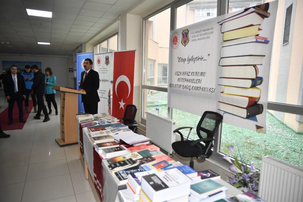 Kitap bağışında bulundu