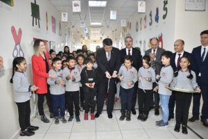 Öğrencilere karnelerini vali dağıttı