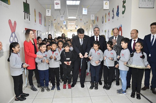 Öğrencilere karnelerini vali dağıttı