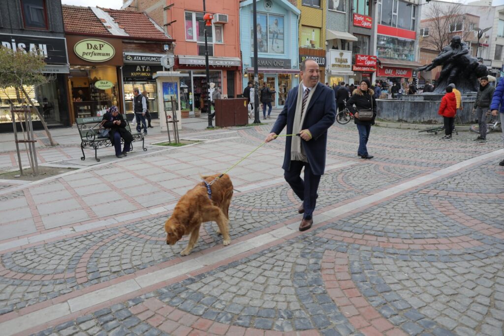 Belediye başkanı köpek sahiplendi