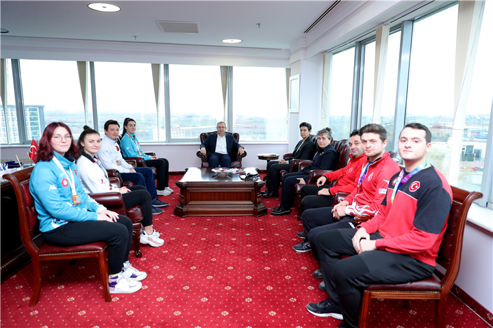 Başarılı sporcuları tebrik etti