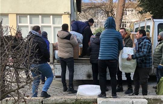 Çalışanlar depremzedeler için yardım topladı
