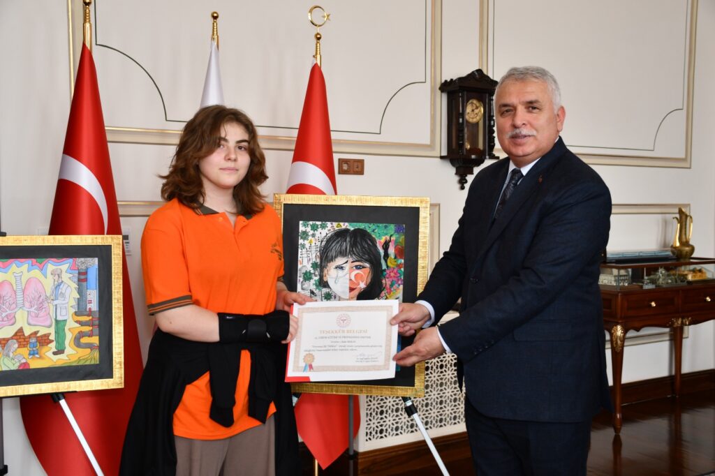 Dereceye giren öğrencileri tebrik etti