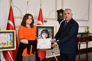 Dereceye giren öğrencileri tebrik etti