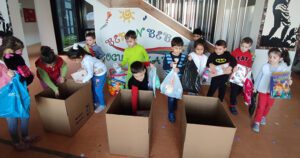 Minikler eşyalarını çocuklara gönderdi