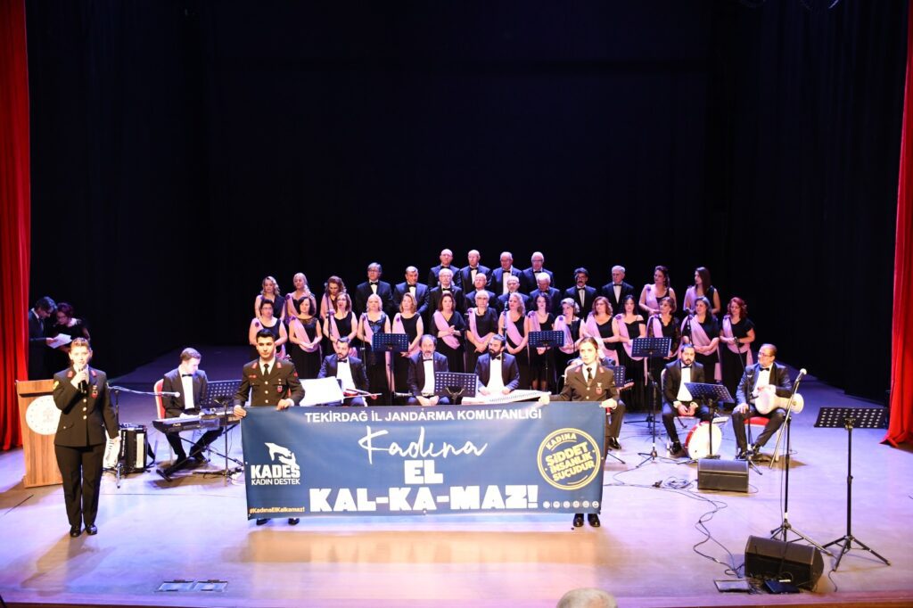 Konserde kadına şiddete dikkat çekildi