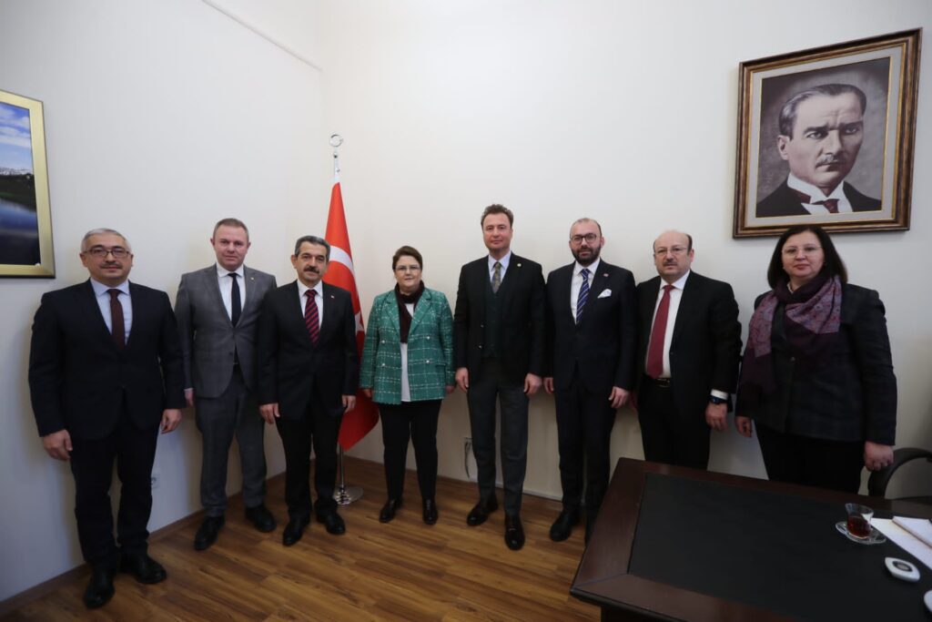 Bakan Yanık ile bir araya geldi