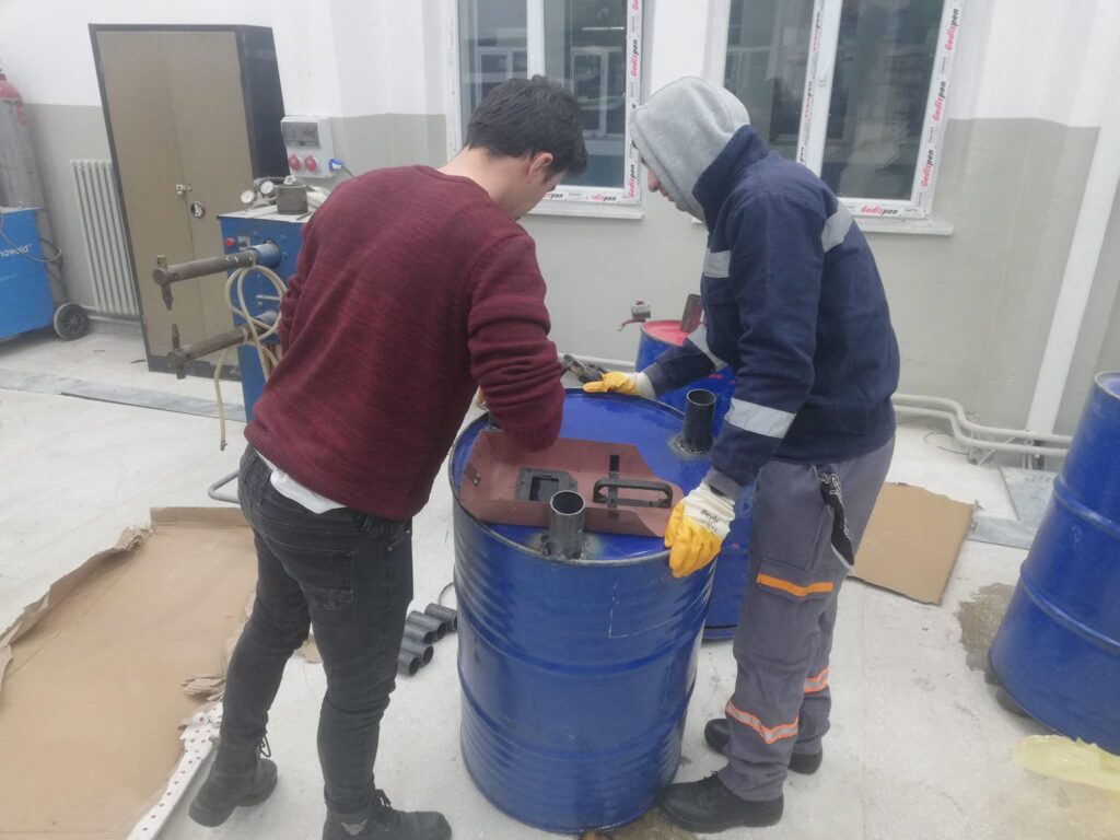 Depremzedeler için soba imal ediliyor