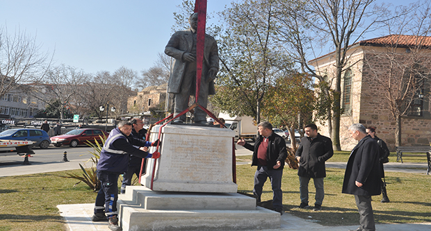 Yahya Kemal Beyatlı anıtı yeni yerinme taşındı
