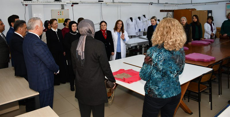 Depremzedeler için kışlık kıyafet üretiliyor
