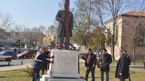Yahya Kemal Beyatlı anıtı yeni yerine taşındı