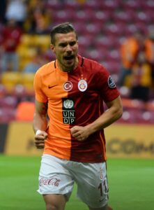 Lukas Podolski’den depremzedeler için bağış