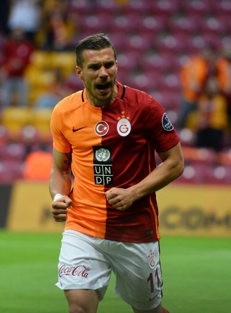 Lukas Podolski’den depremzedeler için bağış