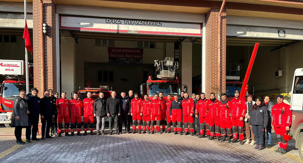 Büyükşehir 101 kişilik ekiple deprem bölgesinde