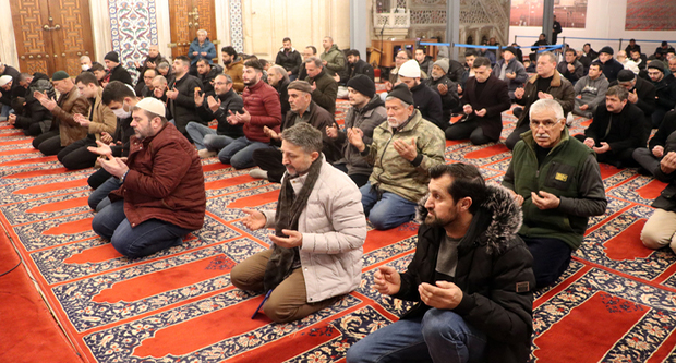 Depremde hayatını kaybedenler için dua edildi