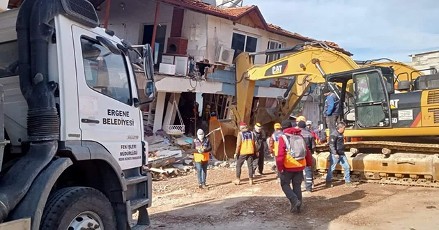 İş makineleri deprem bölgesinde çalışıyor