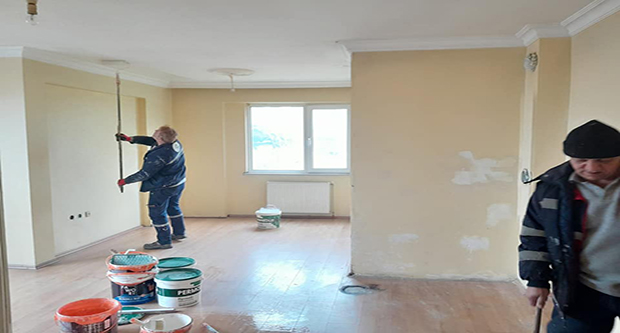 Afetzedelere tahsis edilen evlerin bakımı yapılıyor