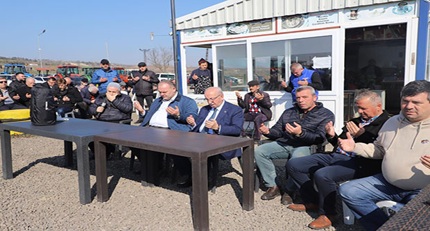Çiftçi yağmur bekliyor