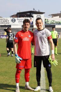 Kardeş kaleciler rakip oldu