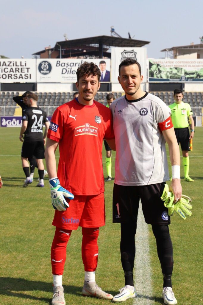 Kardeş kaleciler rakip oldu