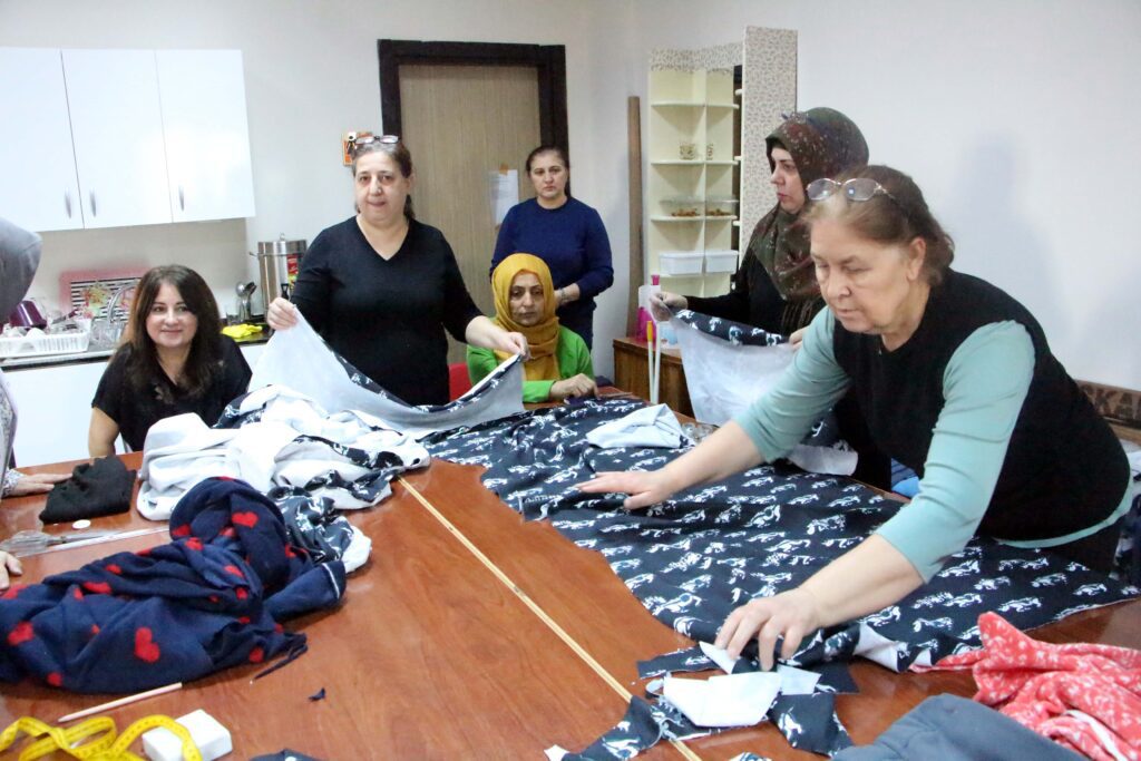 Kadınlar depremzedeler için kıyafet dikmeye başladı