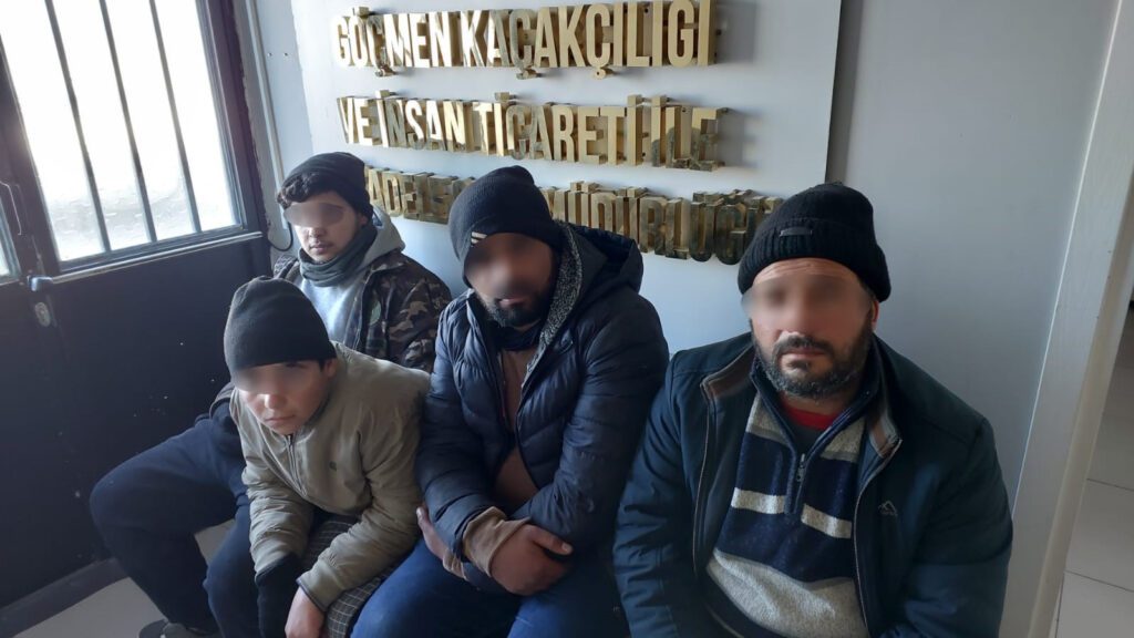 Otomobilde 4 kaçak göçmen yakalandı