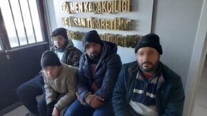 Otomobilde 4 kaçak göçmen yakalandı