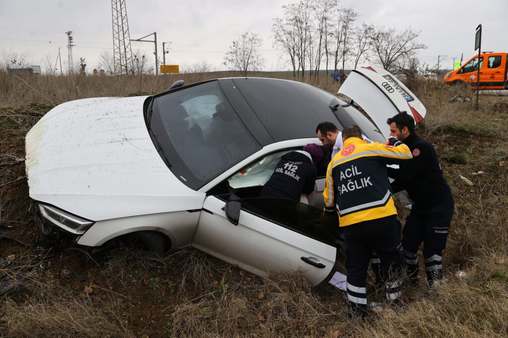 Yoldan çıkan otomobildeki 2 kişi yaralandı