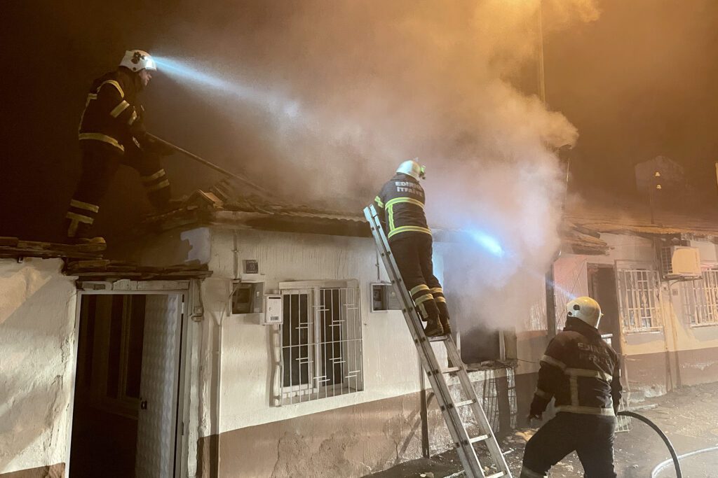 Tek katlı ev kullanılamaz hale geldi