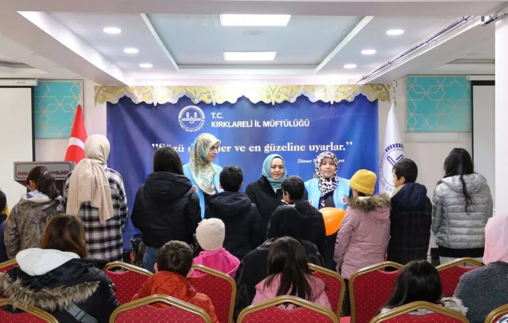 Çocuklara kıyafet yardımı yapıldı