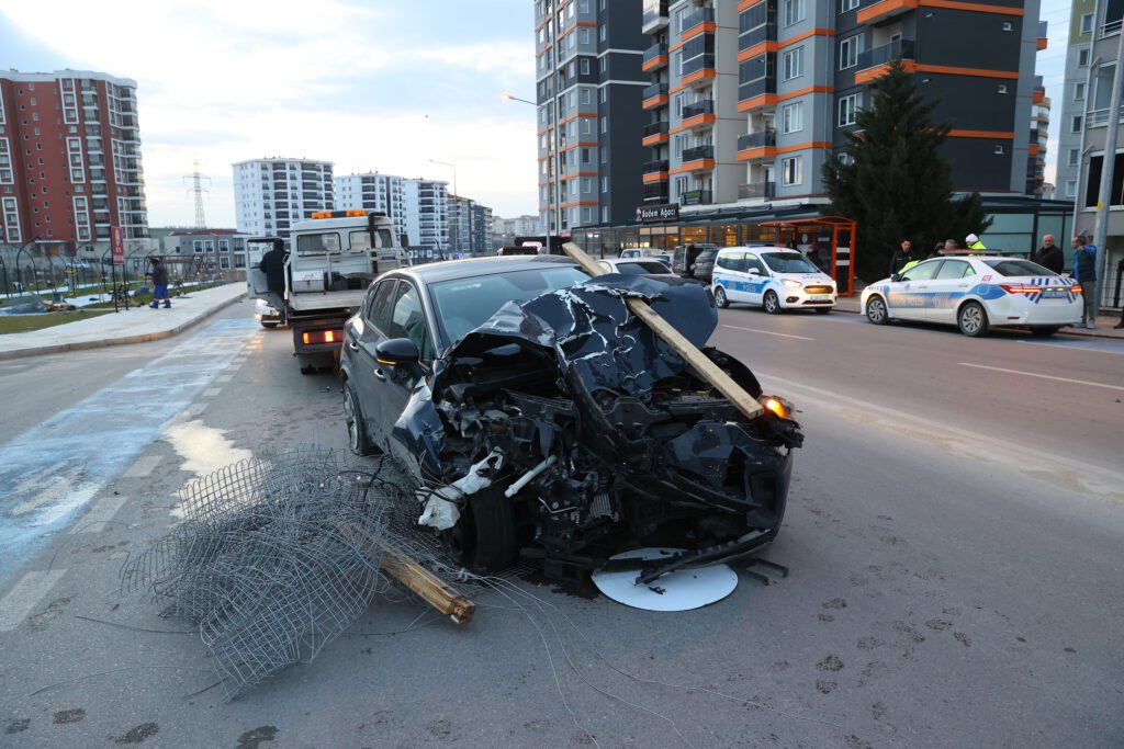 Otomobil çocuk parkına çarptı