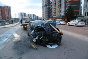 Otomobil çocuk parkına çarptı